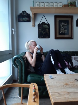 Sandra Eriksson dricker kaffe. Sandra Eriksson dricker kaffe.